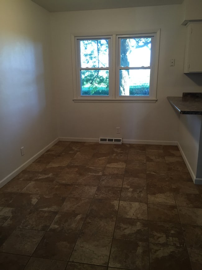 Dining Area - 913 Gray St