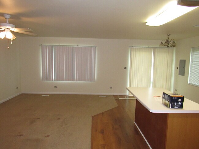 Building Photo - 922 W Bergera Rd