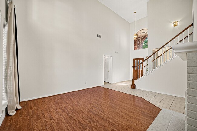 Foto del edificio - 2411 Charter Oaks Ct