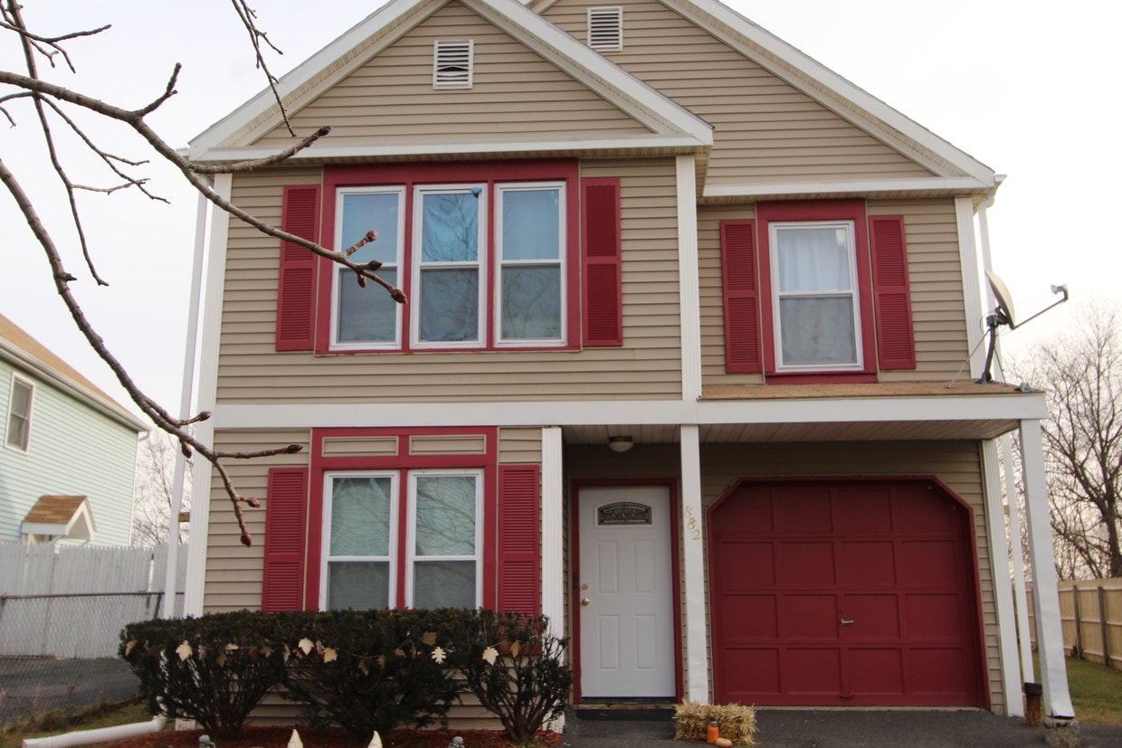 Front of the House - 882 Lark Dr