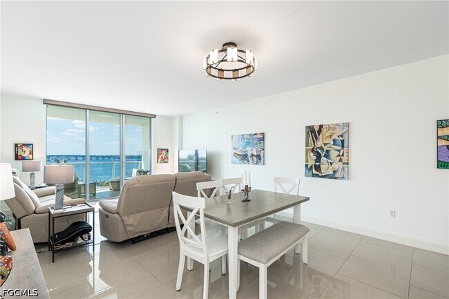 Foto del edificio - 3000 Oasis Grand Blvd