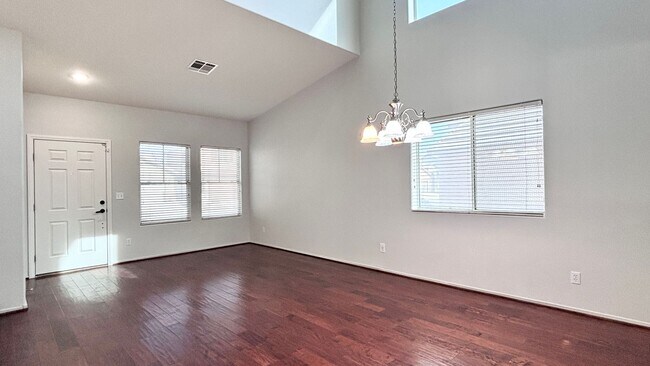 Foto del edificio - 2-story home with a Beautiful Sparkling Pool! Great floor plan!