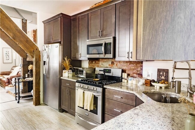 Building Photo - *Beautifully Updated 1BD/1BA Townhouse Ava...