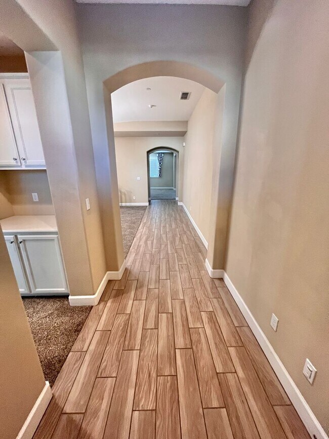 Foto del edificio - Beautiful 5bed 3 1/2 bath with SOLAR! Great location!