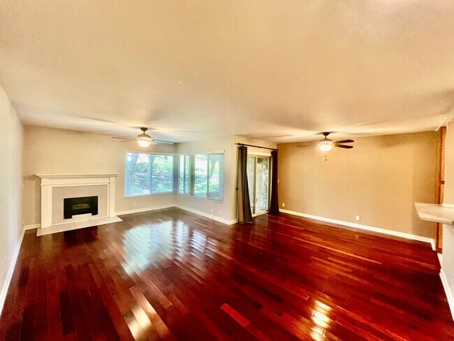 Foto del edificio - Welcome to this spacious 3 bedroom, 2 bath...