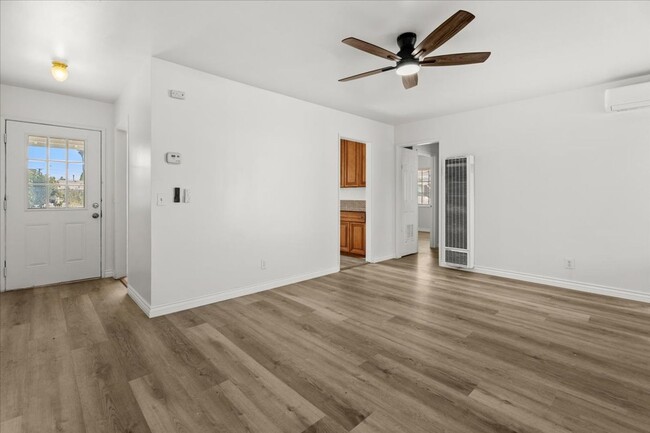 Foto del edificio - Single Story 4 Bedroom Home with Yard and Detached Garage in Montclair