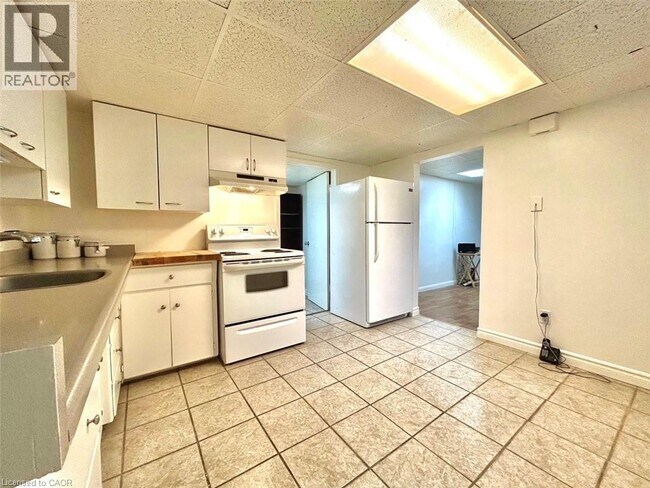 Building Photo - 94 Vicmount Dr