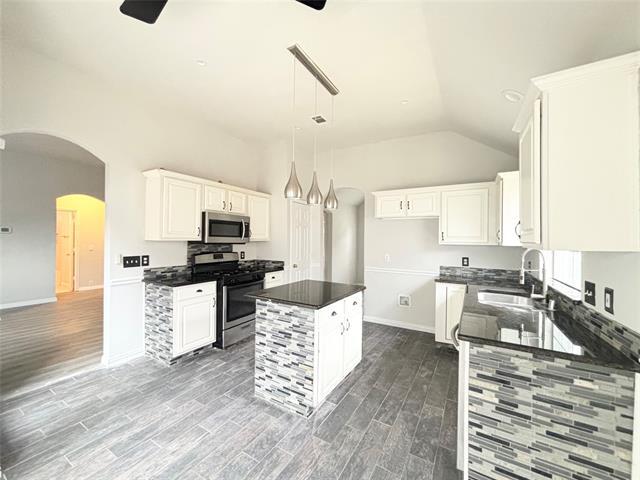 Building Photo - 7120 Chateau Dr