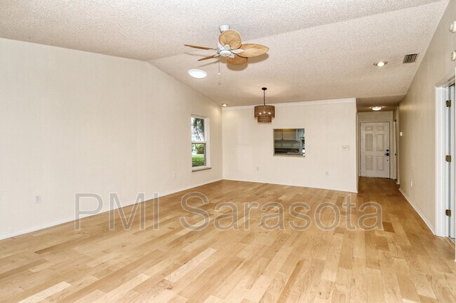 Building Photo - 5888 Bonaventure Pl