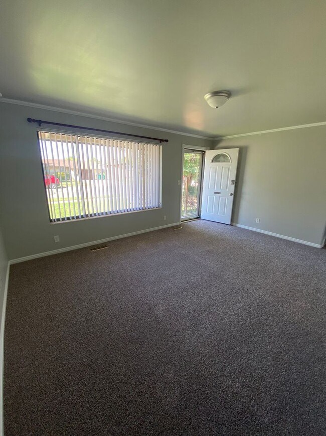 Building Photo - 4 Bed 2 Bath Home for Rent in Roy