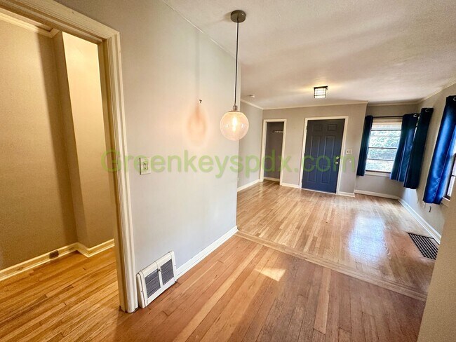 Foto del edificio - Cute 2-Bedroom Cottage by OHSU on the Hill...
