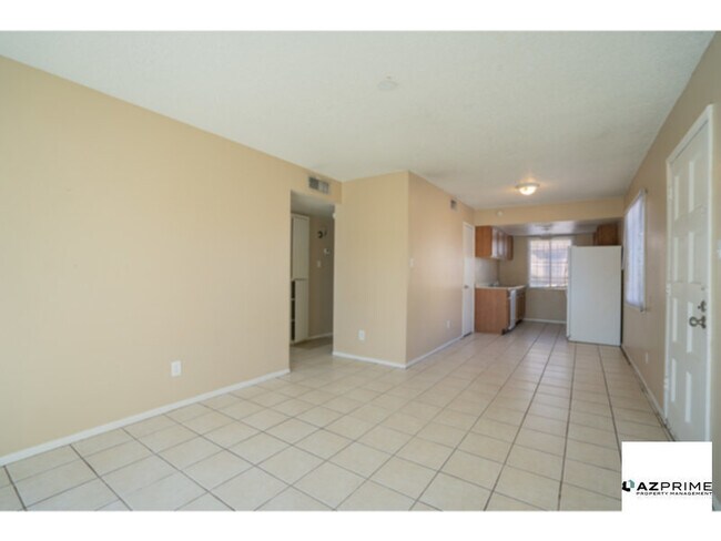 Building Photo - Welcome to this Well-maintained 2/1 Phoeni...