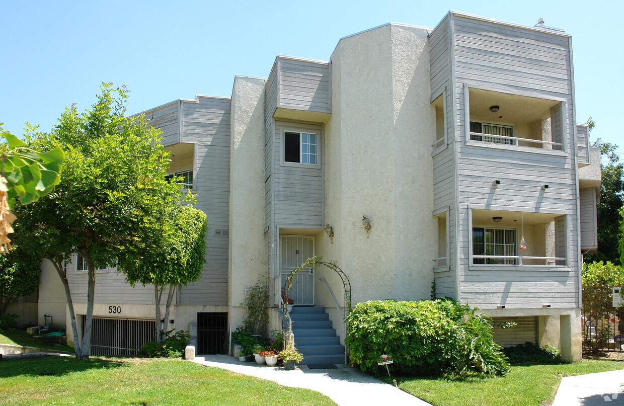 Building Photo - 530 Pioneer Dr