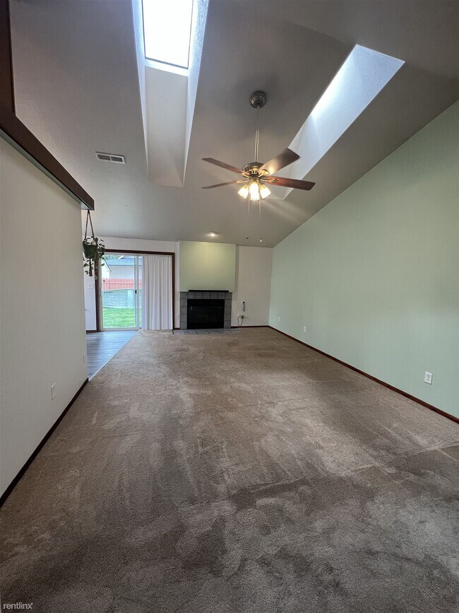 Building Photo - 3 br, 2 bath House - 1002 192nd Street East
