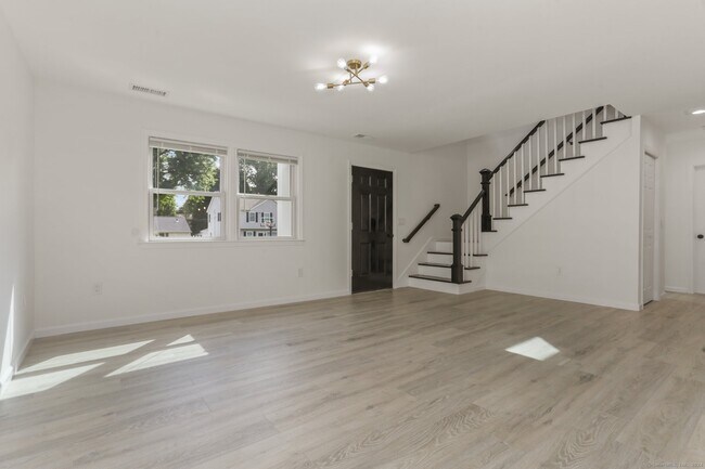 Building Photo - 4 Hearthstone Ct
