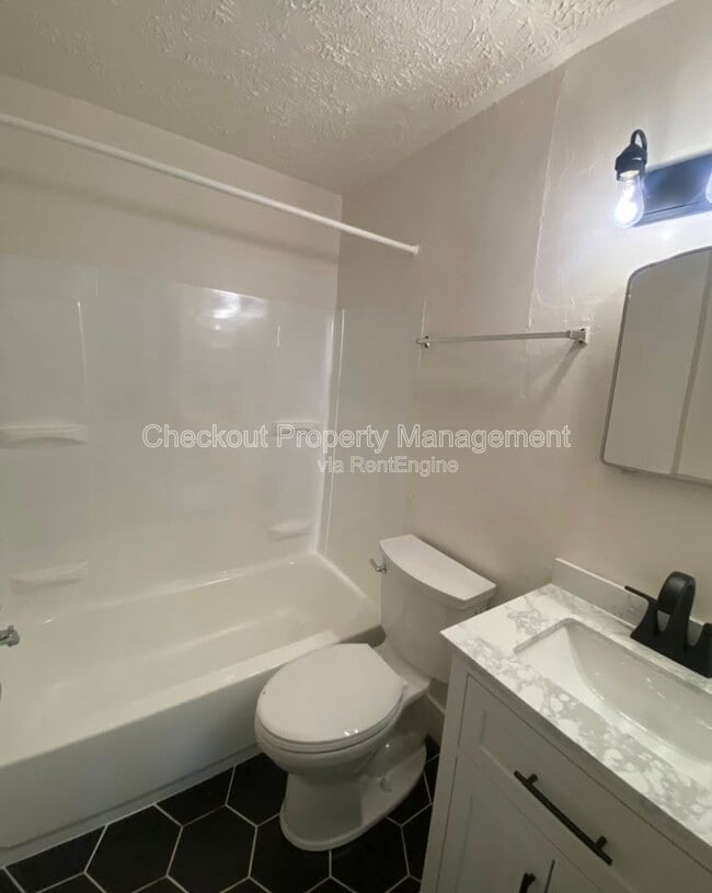 Building Photo - 120 Bellerive Blvd