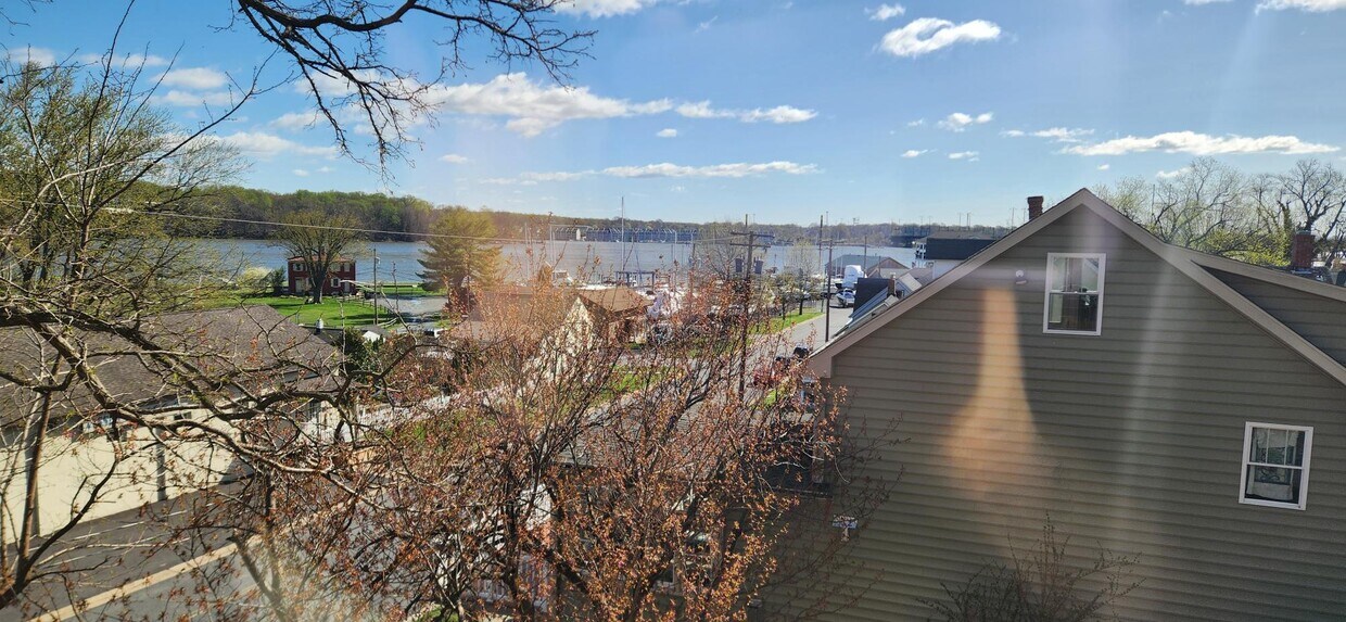 Vista desde la cocina y la sala de estar - 723 N Adams St