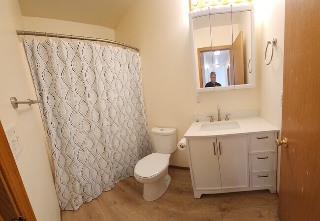 Main bath - 5203 Oahu Ln
