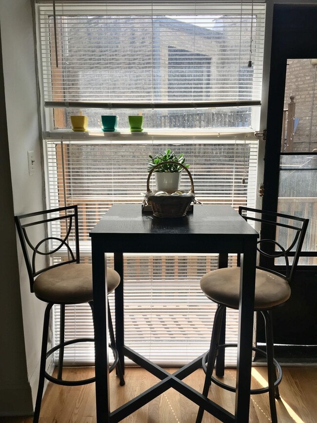 Building Photo - 1916 N Lincoln Park W