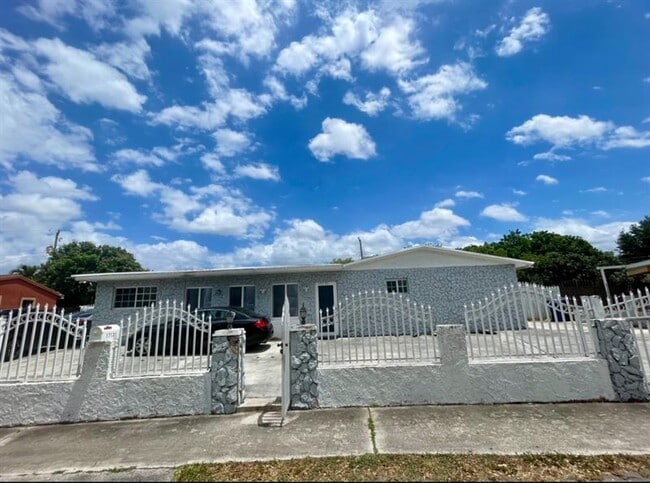 Foto del edificio - 17131 NW 44th Ave