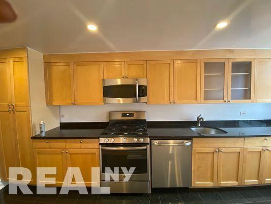 Building Photo - 210 E 68th St