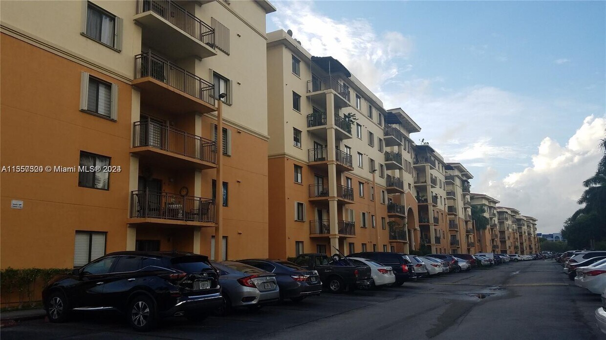 Foto principal - 9300 Fontainebleau Blvd