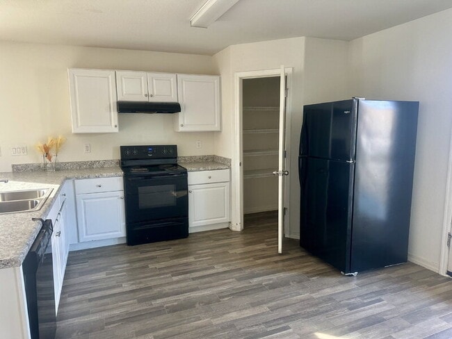 Building Photo - 226 W Watson Ct