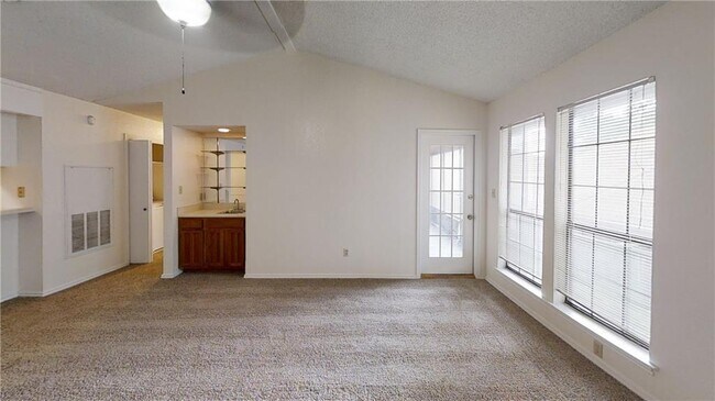 Building Photo - 1202 Thorpe Ln