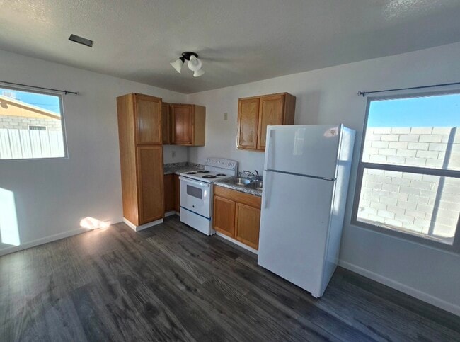 Building Photo - 15120 Perlite Dr