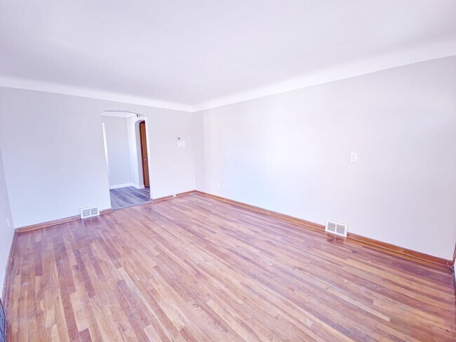 Building Photo - 3 Bedroom 1 Bathroom
