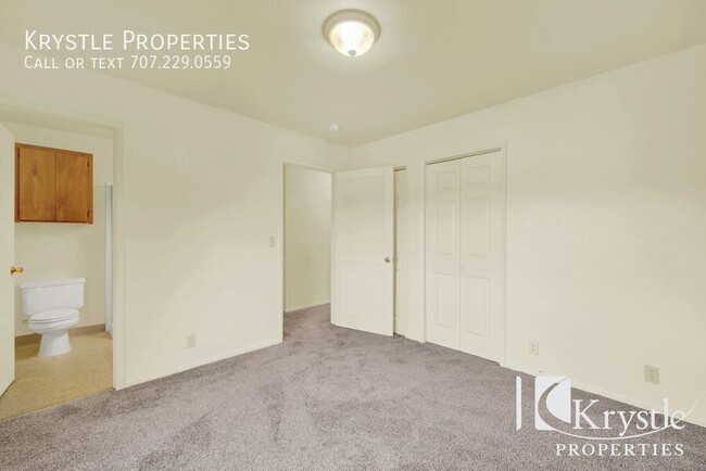 Building Photo - Spacious apartment with laundry hookups