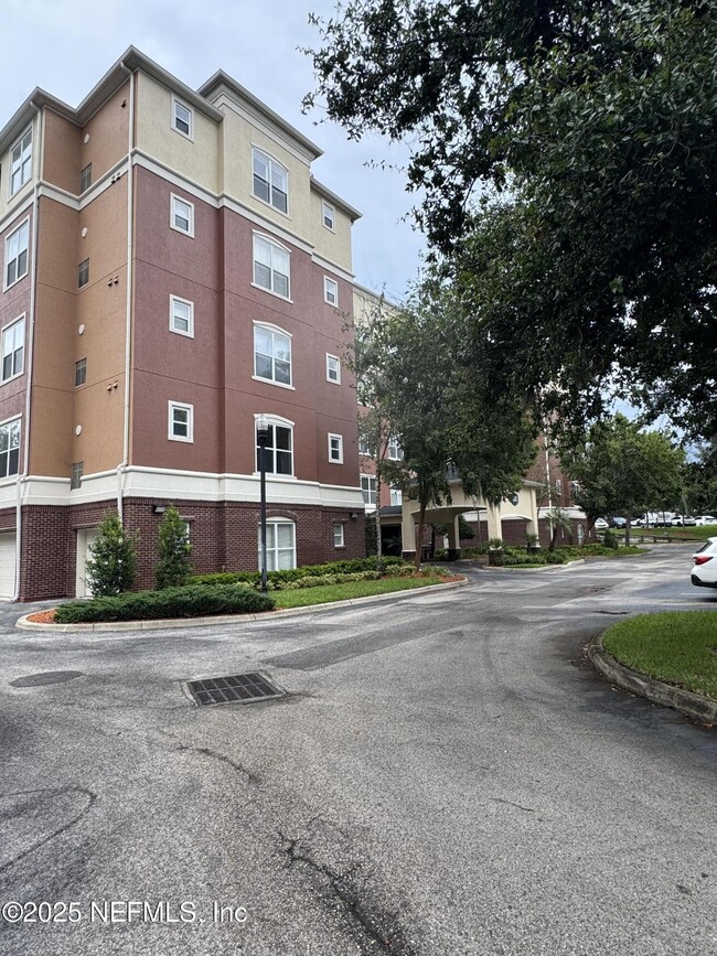 Foto del edificio - 4480 Deerwood Lake Pkwy