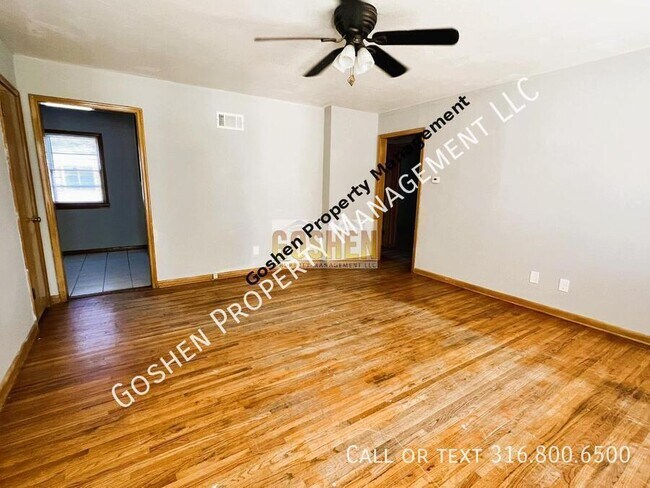 Building Photo - Cozy 2 Bed 1 Bath Abode with Garage & Yard