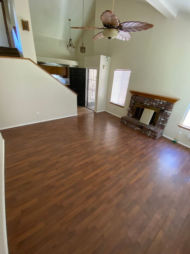 Building Photo - Cozy Home for rent in Visalia