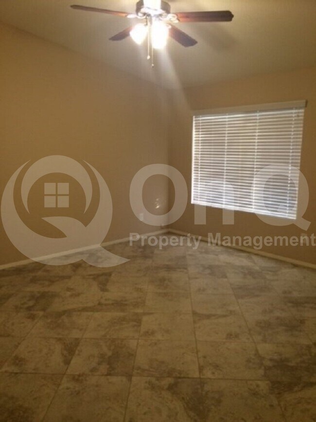 Foto del edificio - 3356 E Carmel Ave