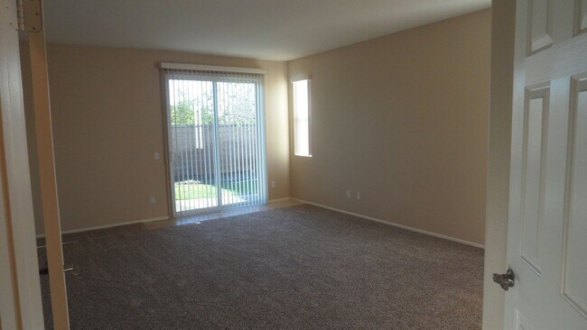 Foto del edificio - Single Story 4 BR 2.5 BA  Home On Cul-de-s...