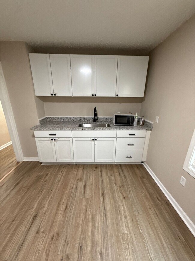 Foto del edificio - Renovated 3-Bedroom Home – We Welcome Sect...