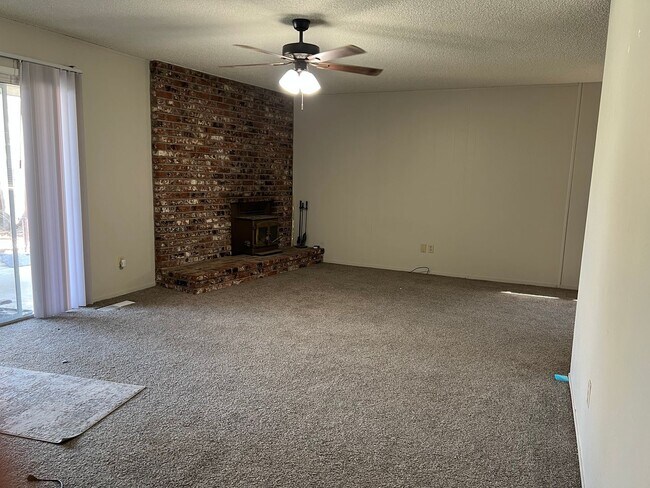 Building Photo - 3/2 Home with Pool Near Fresno State