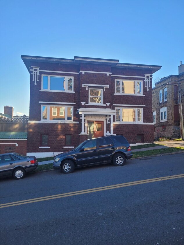 Foto principal - Available August 1st - 2 Bed 1 Bath, Bonus...