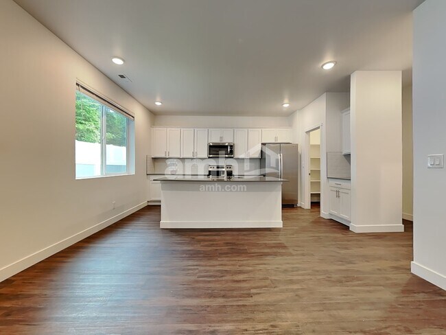 Foto del edificio - 8043 Dagny St SW