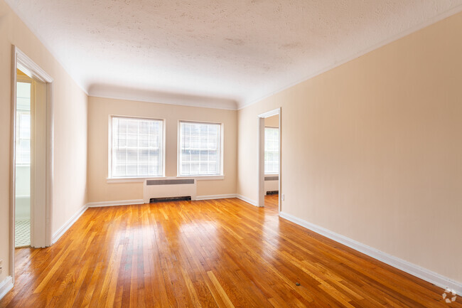 Westcourt Living Room - Bellecliff & Lakewood Area