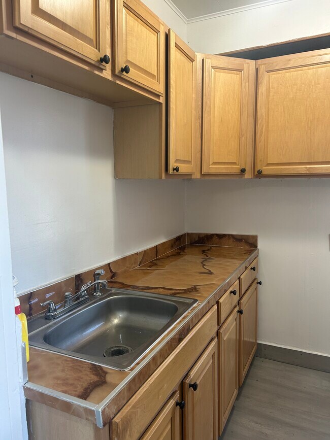 Cocina 1/2 - 214 Oak St