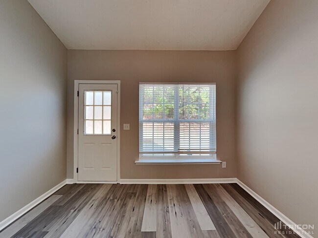 Foto del edificio - 9543 Lakeview Rd