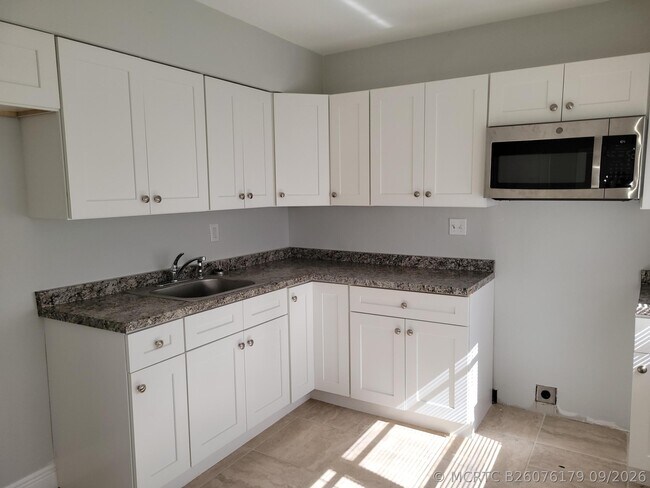 Foto del edificio - 651 NE 46th Ct
