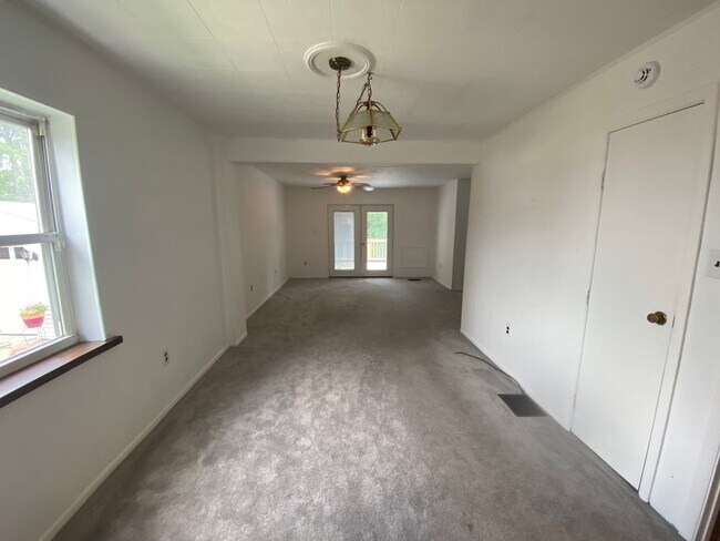 Foto del edificio - BRIDGETOWN - Charming 4 bedroom home w lots of living space.  1 car gar.  deck.