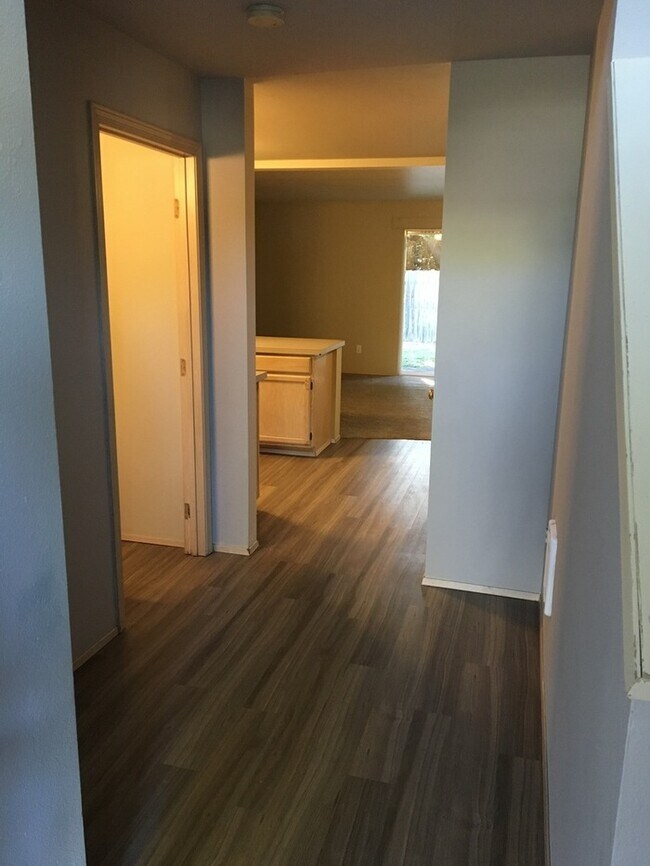 Building Photo - Orting 3bdr 1.5 bath Townhouse w/ garage