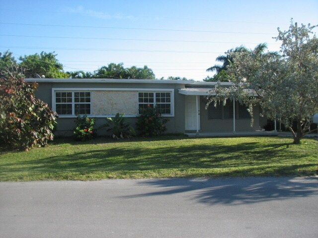 Foto principal - 3 Bedroom - Single Family Home