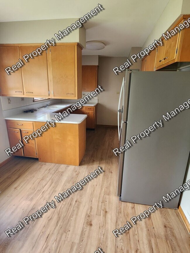 Building Photo - Three Bedroom Ranch
