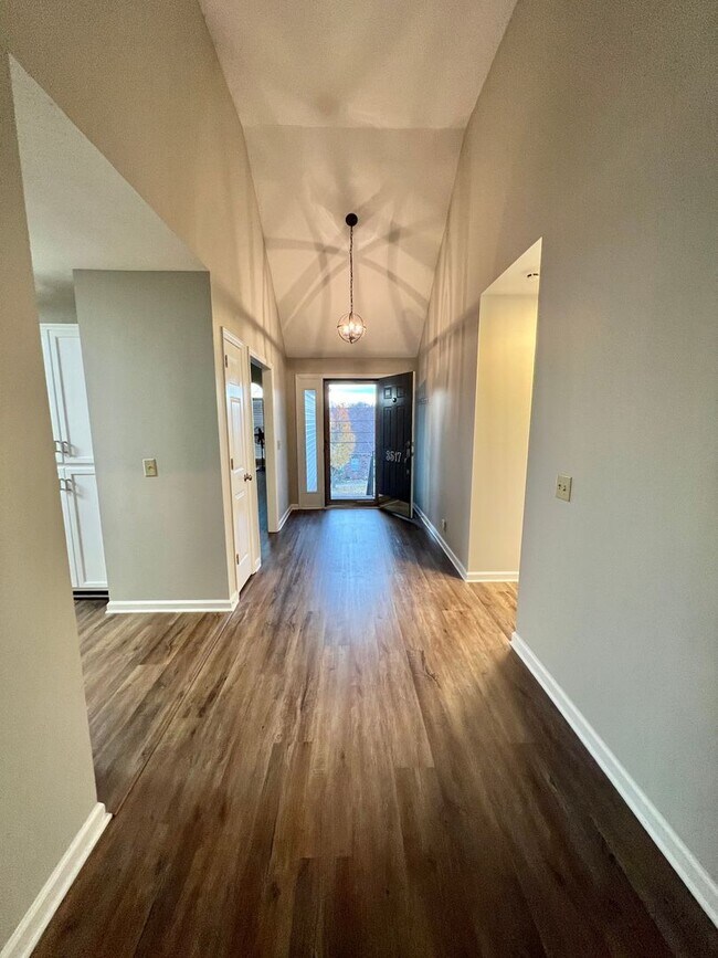 Building Photo - 3 Bed, 2 Bath Home w/ 2 Car Garage w/ Fenc...