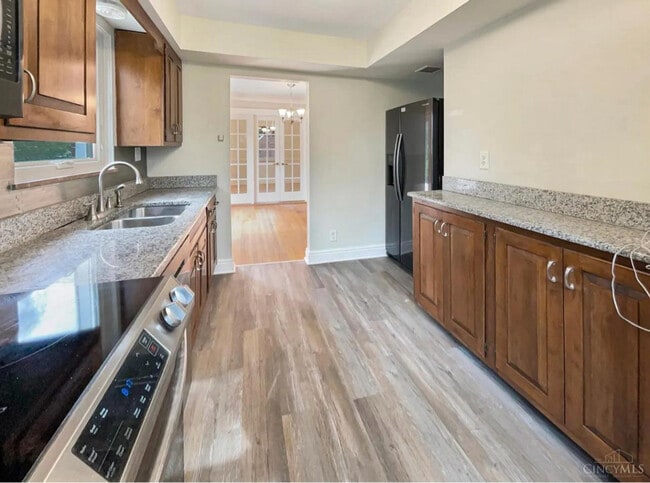 Foto del edificio - 7046 Beechmont Ave